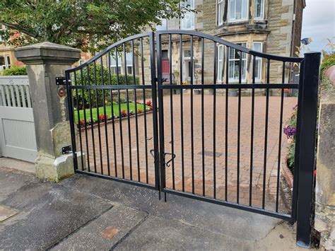 Modern Box Section Gates With Sweeping Arch Dain Art Iron