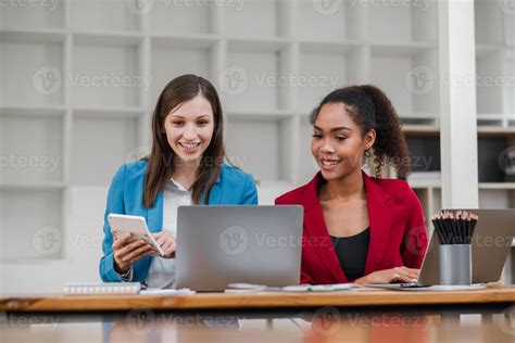 Dos Profesional Mujer Trabajando Juntos En Un Moderno Oficina