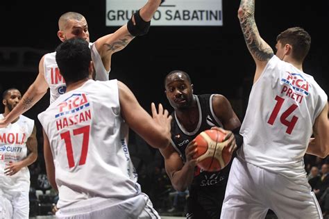 Bologna La Virtus Travolge Imola In Un Derby Senza Storia