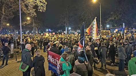 Demo Gegen Rechtsextremismus Rund Menschen In Wiesbaden Auf Der