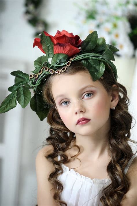 Portrait De Petite Fille Avec Des Fleurs Photo Stock Image Du