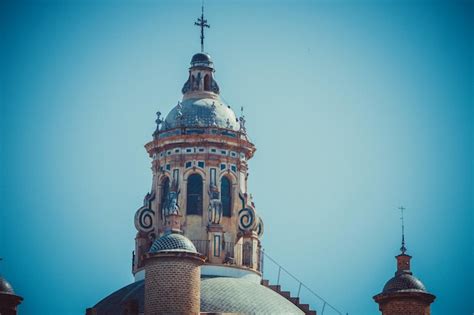 Una Iglesia Con Una Torre Y Una Torre Con Una Cruz En La Parte Superior