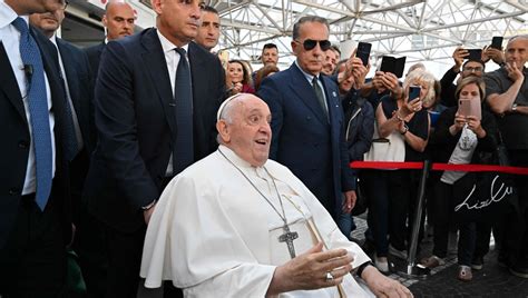 Papa Francesco Lascia Il Policlinico Gemelli Tra Gli Applausi Dei