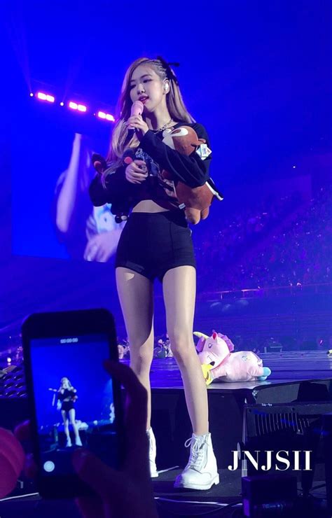 Team qua đường tóm gọn BLACKPINK hẹn hò hot TikToker ở Mỹ Rosé diện đầm đỏ khoe body căng đét