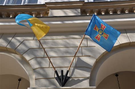 Флагштоки для оформления фасадов зданий | Статьи от «Премиум Флаг»