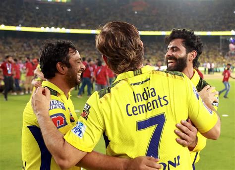 Ipl Dhoni Overwhelmed Lifts Jadeja Rediff Cricket