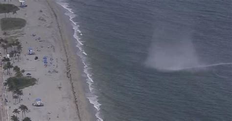 Video People Run For Cover As Waterspout Hits A Beach In Florida Us