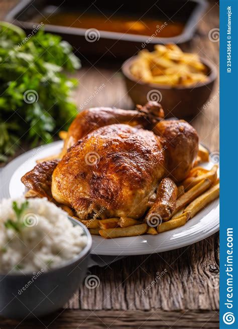 Pollo Asado Entero En Una Tabla De Corte De Madera Con Platos