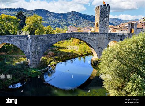 Célèbre pont médiéval au dessus de la rivière Fluvia dans le village