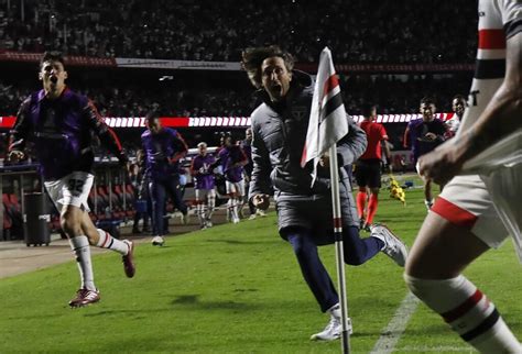 São Paulo F C Zubeldía celebra trabalho em equipe e liderança do