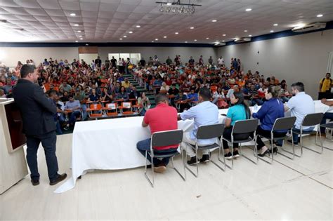 Prefeita Cinthia Ribeiro entrega certidões de matrícula de imovéis da