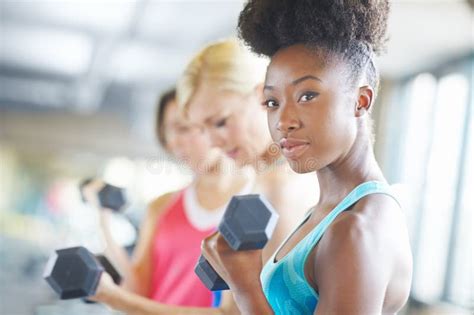 Dumbbell Mujer Y Retrato Para Entrenamiento En Gimnasia Para Clase