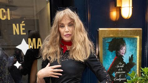 Arielle Dombasle Est Furieuse Contre Le Documentaire Netflix Sur L