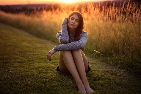 Grass The Sun Nature Pose Model Skirt Portrait Barefoot Makeup