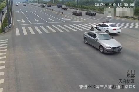 看见老人过马路 他用警车“挡”道 图 中国青年网