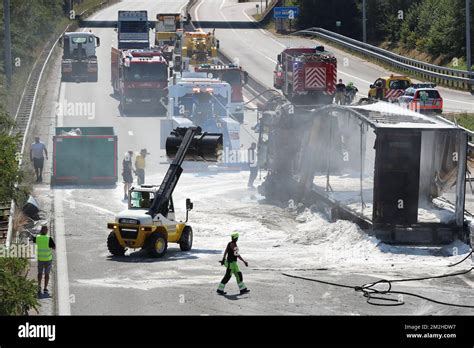 Pompiers Au Travail Sur La Scène Dun Camion Brûlé Sur Lautoroute E19