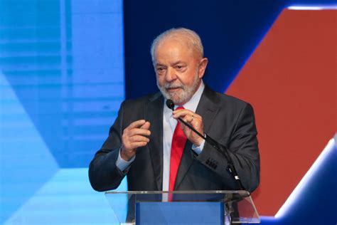 Josias de Souza Sob tensão Lula premia militares investimentos