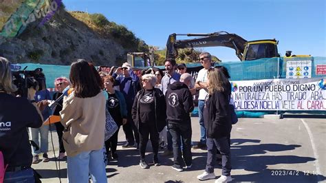 Multitud De Personas Se Concentran En Cala Del Pino Para Evitar Mas