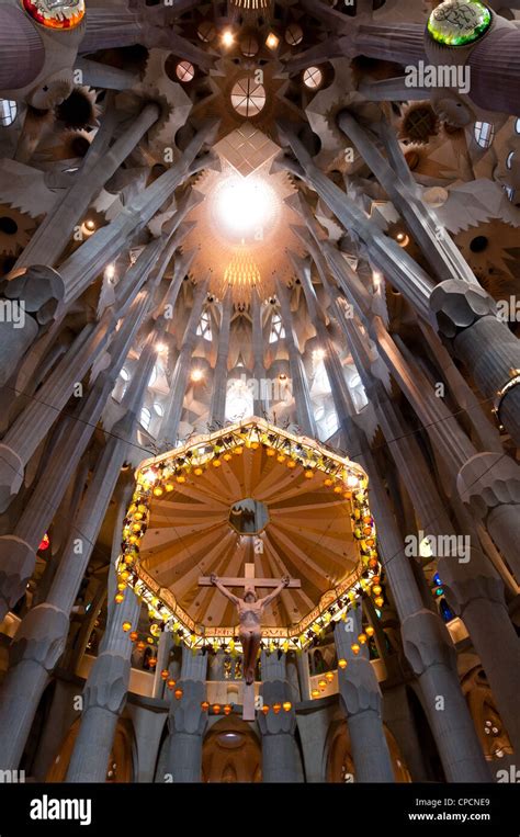 L Architecture De La Cath Drale Sagrada Familia Chef D Oeuvre De L