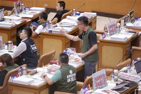 侯友宜突現身議會 綠議員舉牌追嗆這一句 鏡週刊 Mirror Media