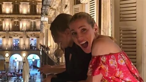 Elsa Pataky Y Maxi Iglesias Son Sorprendidos Por La Tuna En Salamanca