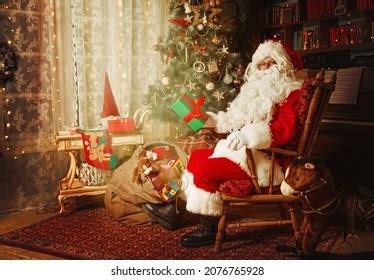 Santa Claus On Leaving Room Royalty Free Images Stock Photos