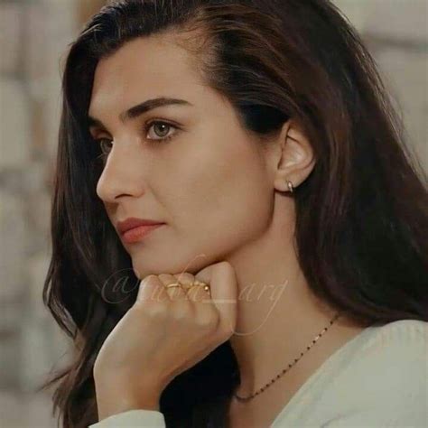 Épinglé par Cam Rbl sur Tuba Büyüküstün Belles femmes ronde Femme