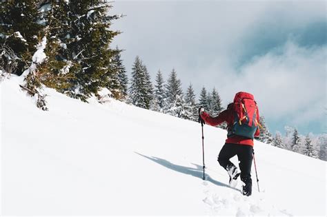 Hermosa Foto De Un Excursionista Masculino Con Una Mochila De Viaje