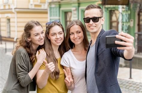 Grupo De Amigos De Bajo ángulo Tomando Selfie Foto Gratis