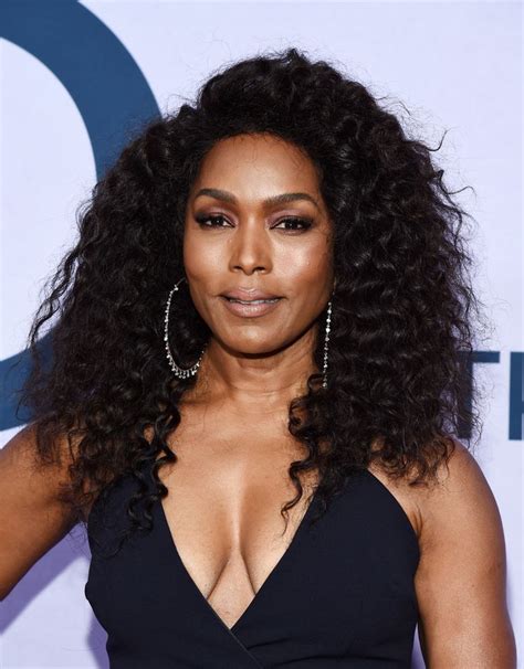 Angela Bassett Long Curlscerceaux Angela Bassett Sterling Selena Gomez Robe Robe à épaules