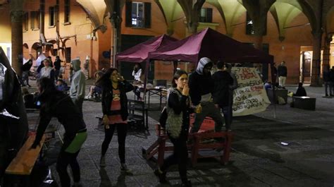 Bologna degrado in piazza Verdi Abusivi e pusher più aggressivi