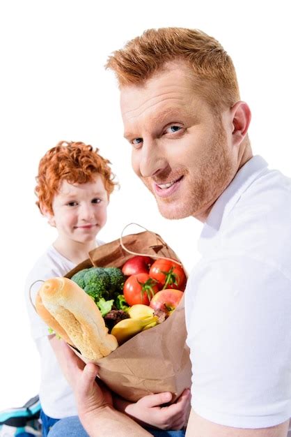 Feliz Pelirrojo Padre E Hijo Sosteniendo Una Bolsa De Supermercado