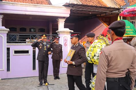 Kapolresta Bandar Lampung Pimpin Langsung Prosesi Pemakaman Almarhum