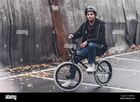 young bmx cyclist Stock Photo - Alamy
