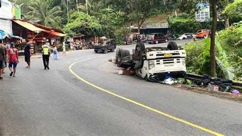 Kecelakaan Tunggal Di Jambu Semarang Posisi Truk Kontainer Terbalik