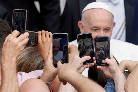 Mobile Phone Critic Pope Francis Meets Apple Chief Tim Cook Reuters