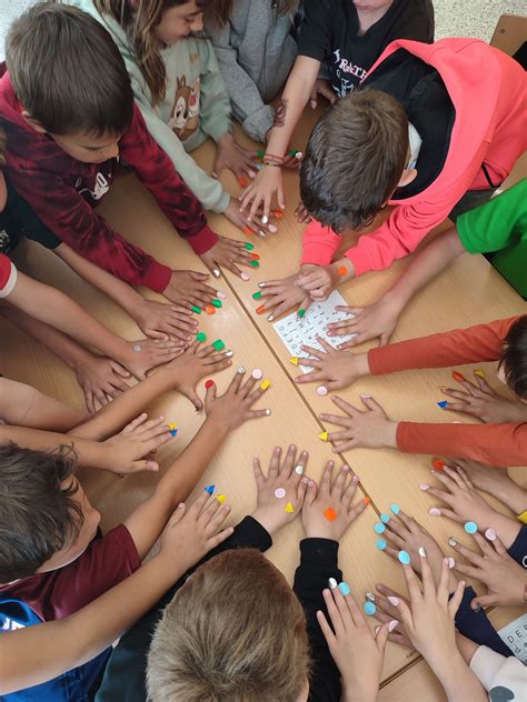 Les Ungles De Colors Escola La Vall Del Terri