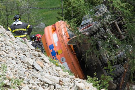 Grosio Escavatore Si Ribalta Fuori Strada Un Morto