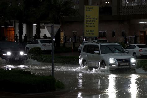 Dubái fuertes lluvias e inundaciones paralizan aeropuertos y