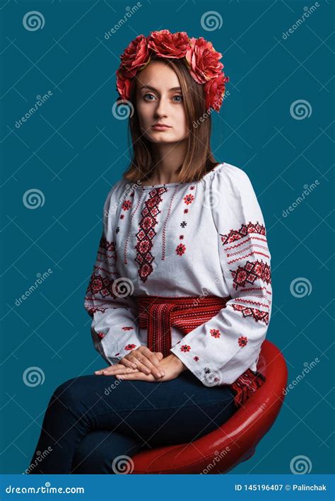 Jeune Fille Dans Le Costume National Ukrainien Image Stock Image Du