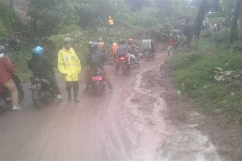 Diguyur Hujan Deras Tebing 20 Meter Di Lintas Selatan Cianjur Longsor