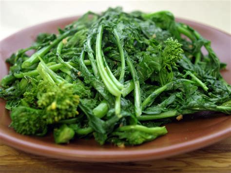 Recipe Sautéed Broccoli Rabe With Garlic And Olive Oil Whole Foods Market