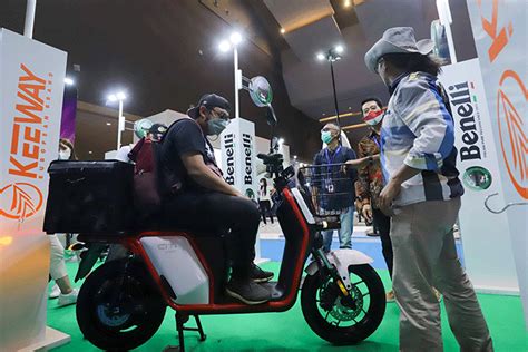 Deretan Motor Dan Mobil Listrik Dihadirkan Dalam Pameran Kendaraan