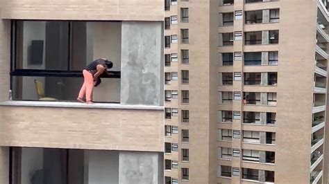 En Video Mujer Arriesga Su Vida Limpiando Ventanas En El Piso 12 De Un