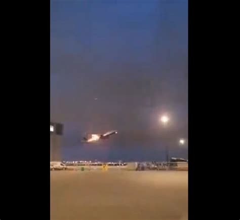 Impactante video Motor de un avión se incendió en pleno vuelo