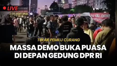 Massa Aksi Tolak Pemilu Curang Bakar Baliho Foto Keluarga Jokowi Di