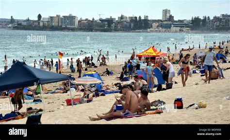 Cronulla Australia Jan 7 2018 People Relaxing At The Beach On A