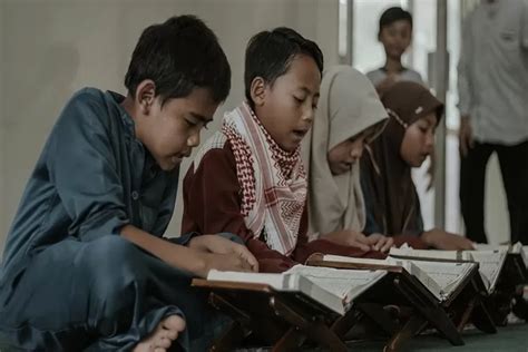 Bacalah Kekuasaan Allah Bacaan Al Quran Surat Al Alaq Dengan Tulisan