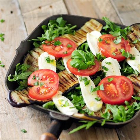 Salade Met Gegrilde Aubergine Tomaat En Mozzarella Recept Okoko