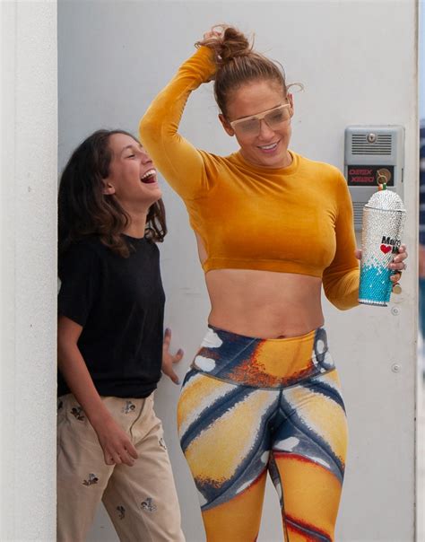 Jennifer Lopez Presenta Ante El P Blico A Su Hija Emme Con G Nero Neutro